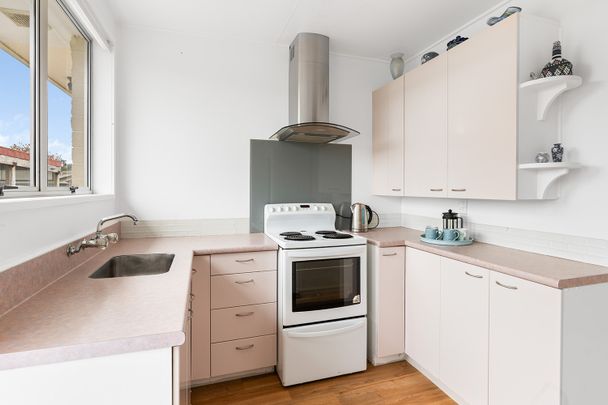 Tidy Two-Bedroom Unit, Small Sunny Garden - Photo 1