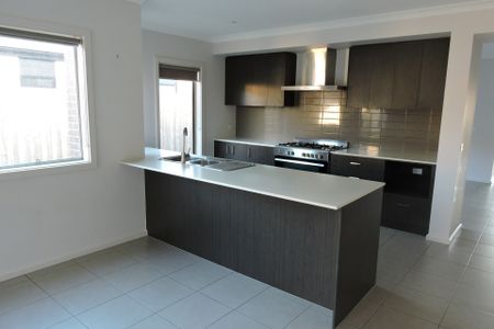 3 Dodge Terrace, Cranbourne East VIC - Photo 3