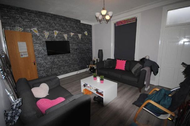 5 bedroom house to rent - Photo 1