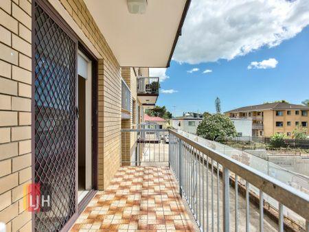 ONE OF THE BIGGEST TWO BEDROOM UNITS IN PRIME LOCATION! - Photo 3