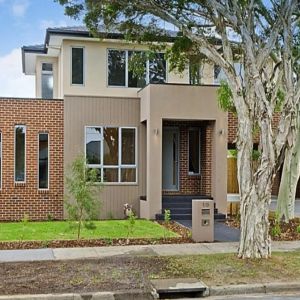 STUNNING TOWNHOUSE WITH ITS OWN STREET FRONTAGE - Photo 3