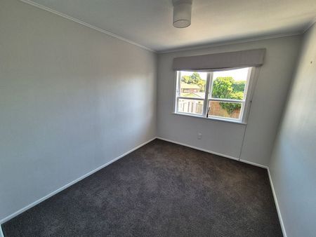 Convenience at it's finest! 3 bedroom | 1 Bathroom - Photo 3