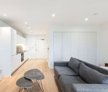 Royal Crest Avenue, London, E16 flat to rent - Photo 5