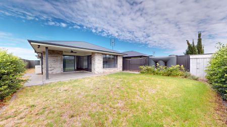 Southlakes Stunner! - Photo 2