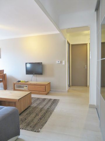 T3MEUBLÉ+CAVE, Rue Gaston Teissier, Nîmes, 61m², 675€ H.C - Photo 4