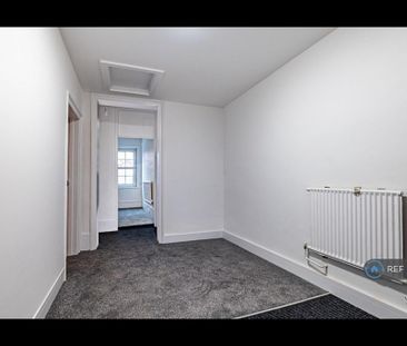 3 bedroom flat to rent - Photo 3