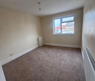 3 bedroom flat to rent - Photo 2