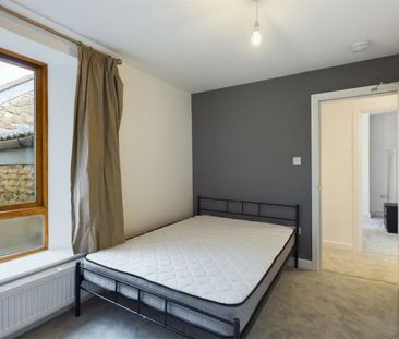 4 bedroom flat to rent - Photo 3