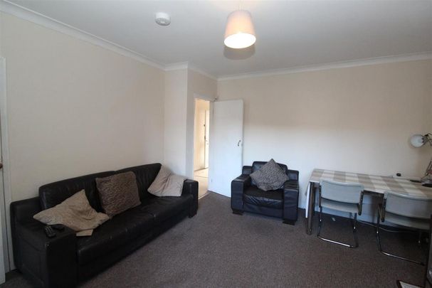 3 bedroom private hall to rent - Photo 1