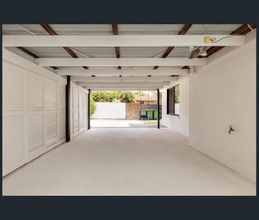 Sunshine Coast lifestyle and entertaining to perfection! - Photo 2