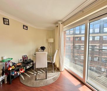 1 bedroom in a flat share to rent - Photo 2