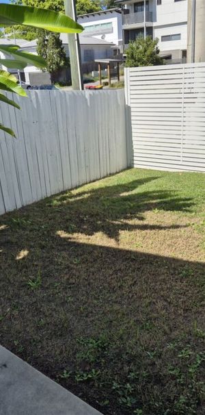 "Charming House in the Desirable Bulimba Area - Live in Style and Luxury!" - Photo 1