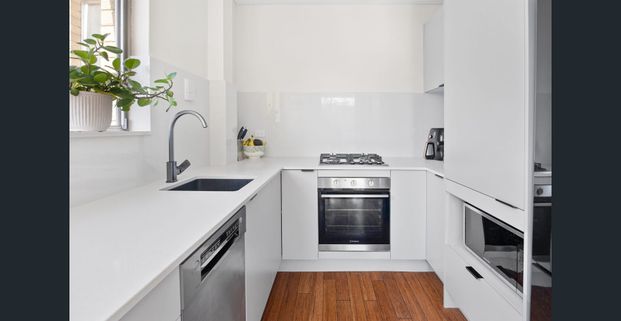 Modern north facing apartment in convenient location - Photo 1