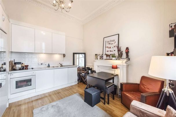 A raised ground floor studio room on Cranley Gardens with its own kitchenette and shared bathroom. - Photo 1