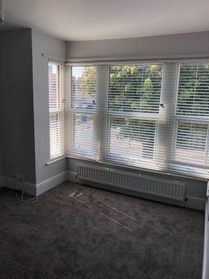 Beautiful Bright 2 Bedroom Flat, Walking Distance to Westcliff Train Station - Photo 1
