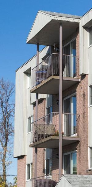 4 1/2 Vanier -ascenseur- proche des commodités- libre immédiatemment - Photo 1