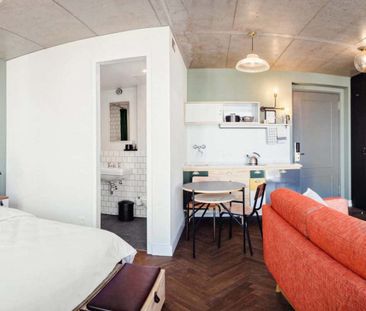 Neon Gold Balcony - Short/Long Term - Floor 1 - Photo 1