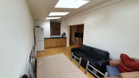 8 bedroom terraced house to rent - Photo 4