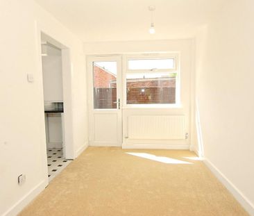 3 bedroom end of terrace house to rent - Photo 3