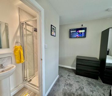 1 bedroom in a house share to rent - Photo 2