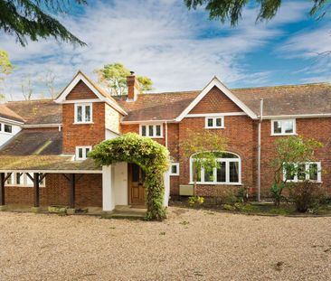 A substantial detached country house with a pool in one of Farnham'... - Photo 2