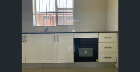 Renovated Ground Floor 2 Bedroom unit - Photo 4