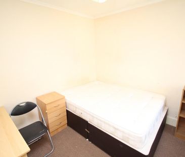 4 bedroom semi-detached house to rent - Photo 6