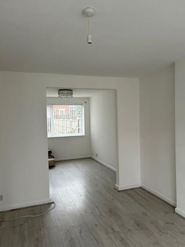 3 bedroom semi-detached house to rent - Photo 2