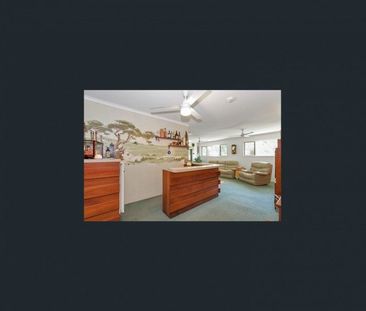 LARGE FAMILY HOME ON 1,730 SQM WITH STUNNING GARDENS â MINUTES TO... - Photo 2