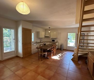 Cuers jolie maison meublée de 90 m2 avec grand terrain plat - Photo 2