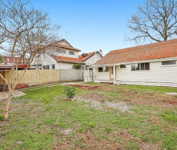 Charming Three-Bedroom Home in a Prime Oakleigh Location - Photo 4