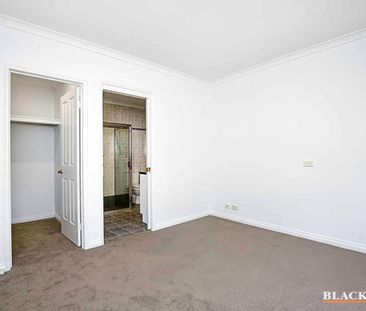 Freshly Painted Low-Maintenance Three-Bedroom Townhouse in Braddon - Photo 2