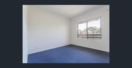 Between the City and Sea - Photo 2