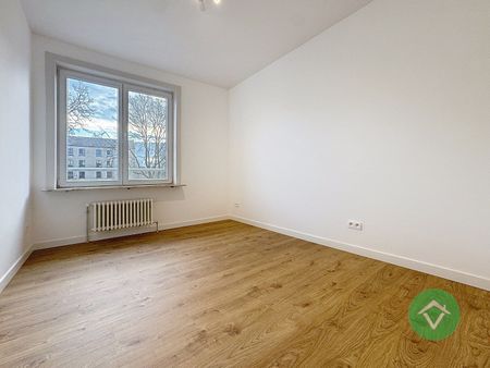 Volledig gerenoveerd appartement met 3 slaapkamers en garage in centrum Torhout - Foto 4