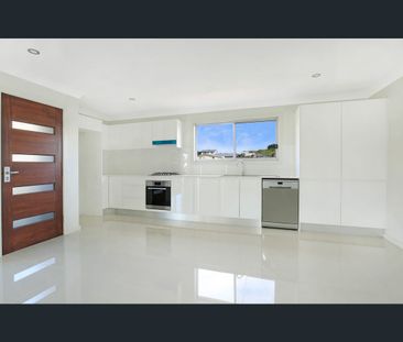 1/166 Shearwater Dr, Lake Heights, NSW 2502 - Photo 2