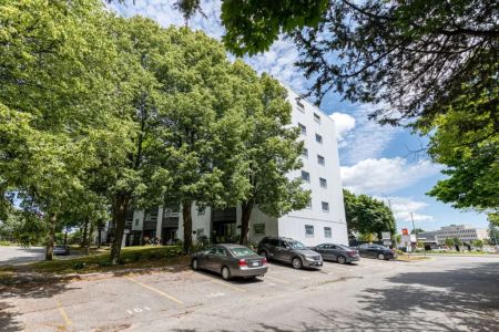 Village Green I & II Apartments - Photo 2