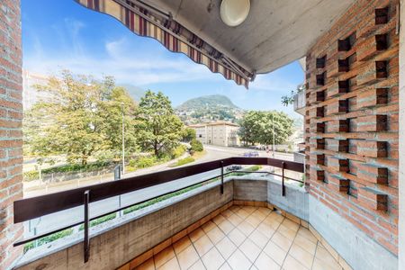 2.5 locali spaziosi in zona strategica con autorimessa - Foto 2