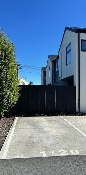 Lovely modern townhouse in great location! - Photo 1