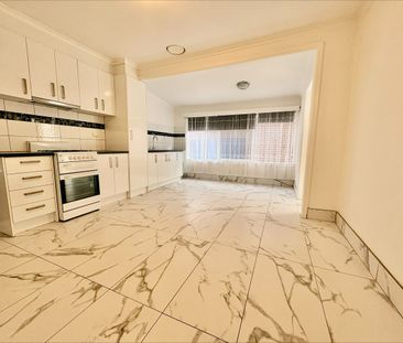 Family home in perfect Location -Unmatched Convenience & Lifestyle - Photo 5