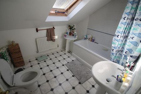 4 bedroom flat to rent - Photo 2