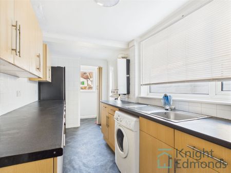 2 bed mid-terraced house to rent in Gordon Road, Gillingham, ME7 - Photo 2