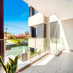 Modern One Bedroom and Study in Ideal Location - Photo 2