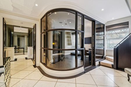 A 4 bedroom apartment on rent on Egerton Gardens, SW3. - Photo 2