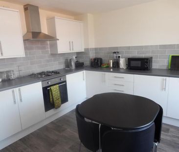 1 bedroom in a house share to rent - Photo 2