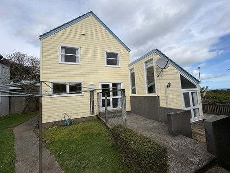 FABULOUS FAMILY LIVING IN LOWER HUTT - Photo 4