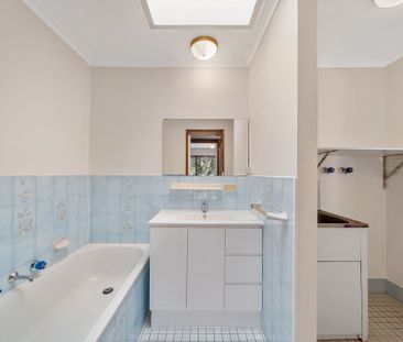 Renovated - Two-bedroom townhouse in great location! - Photo 4