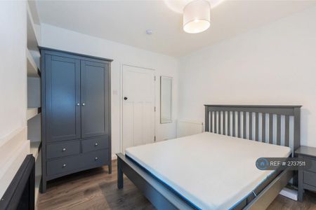 5 bedroom detached house to rent - Photo 2