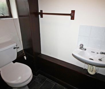 2 bedroom mews to rent - Photo 5