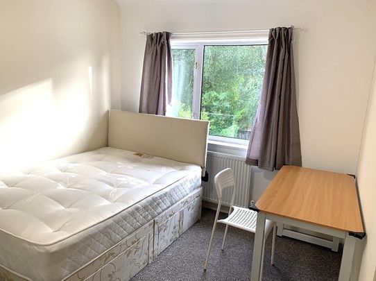 1 bedroom in a house share to rent - Photo 1