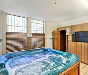 Fully Furnished 2 Bedroom Apartment in Heart of Brisbane - Photo 4